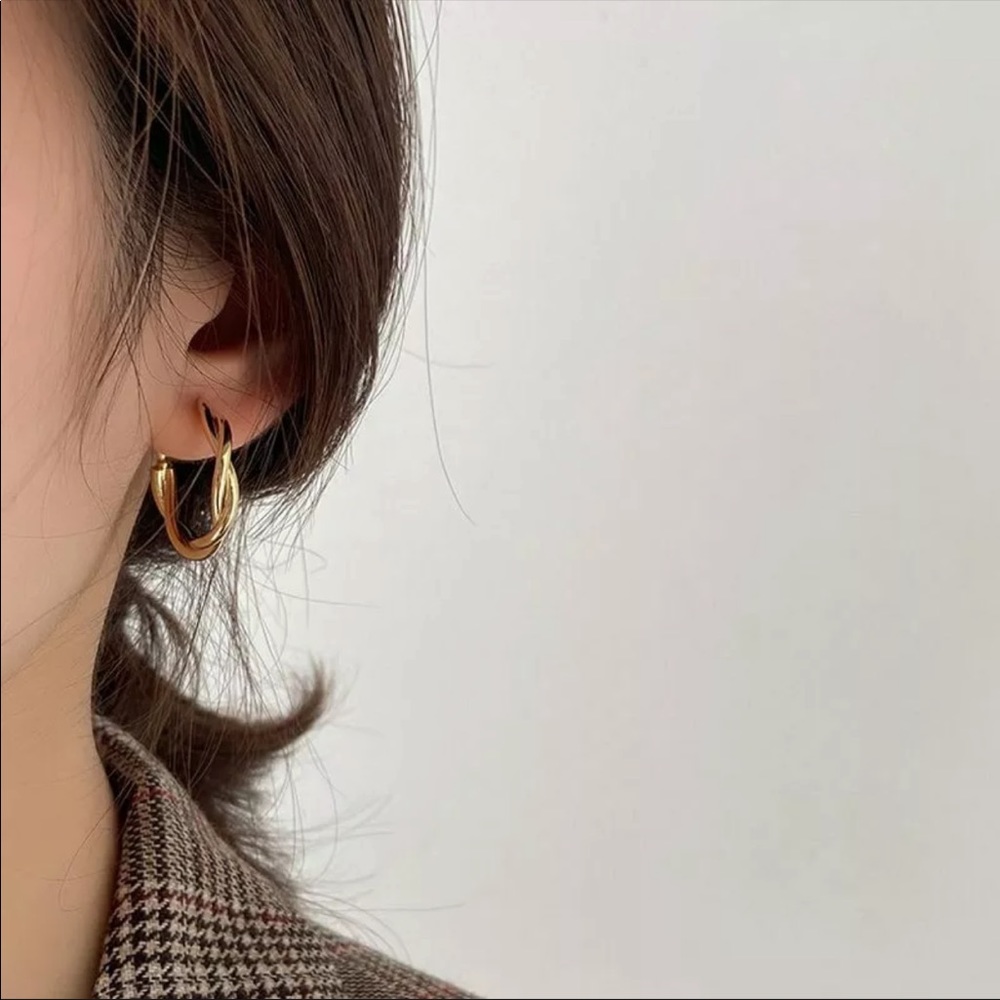 NEW! Gold twisted hoop earrings - Picture 2 of 2